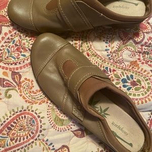 Easy Spirit flat clogs